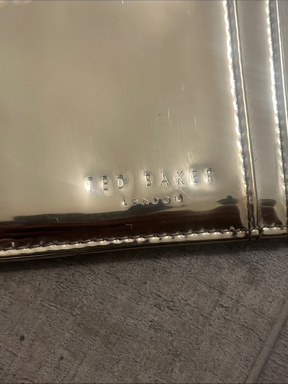 Ted Baker White Pebbled Leather Zip Card Case with Gold Plaque Accent - Picture 5 of 14